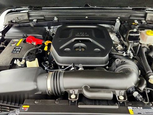 Used 2025 Jeep Wrangler Sahara image 27