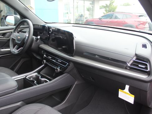 New 2027 Chevrolet Traverse LT FWD image 14