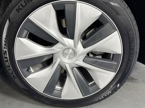 Used 2024 Tesla Model Y Long Range image 27