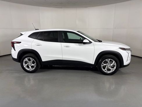 Used 2024 Chevrolet Trax LS w/ LS Convenience Package FWD image 9