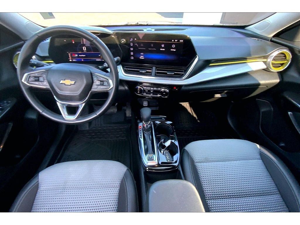 Used 2024 Chevrolet Trax LT w/ Sunroof Package FWD image 17
