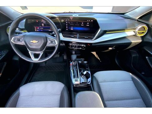 Used 2024 Chevrolet Trax LT w/ Sunroof Package FWD image 17