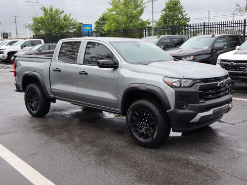 Used 2024 Chevrolet Colorado Trail Boss w/ Technology Package AWD/4WD image 2