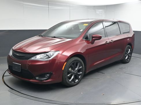 Used 2018 Chrysler Pacifica Touring Plus w/ S Appearance Package image 4