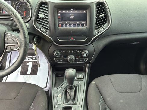 Used 2019 Jeep Cherokee Latitude w/ Popular Appearance Group image 32