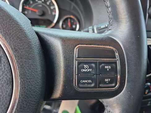 Used 2018 Jeep Wrangler Unlimited Rubicon w/ Connectivity Group AWD/4WD image 16