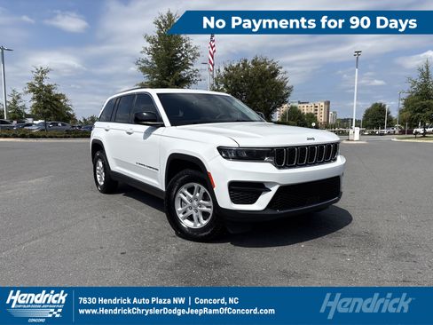 Used 2023 Jeep Grand Cherokee Laredo RWD image 1