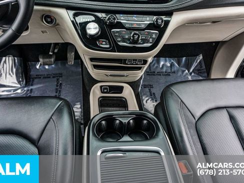 Used 2024 Chrysler Pacifica Select image 47