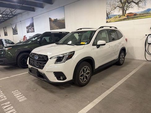 Used 2023 Subaru Forester Premium image 1