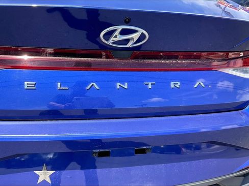Used 2021 Hyundai Elantra SE FWD image 8