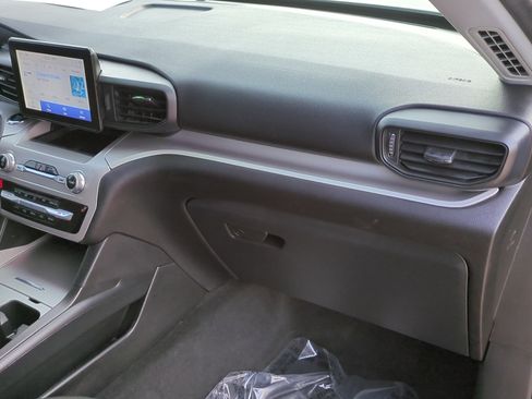 Used 2022 Ford Explorer XLT image 30