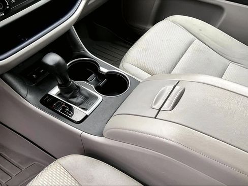 Used 2018 Toyota Highlander LE w/ Carpet Mat Package (TMS) image 29