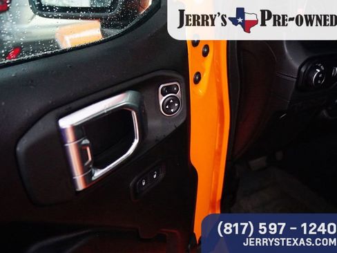 Used 2025 Jeep Gladiator Rubicon w/ Convenience Group AWD/4WD image 16