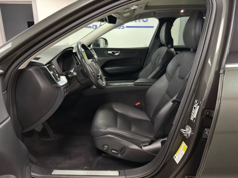 Used 2018 Volvo XC60 T5 Momentum w/ Convenience Package image 9