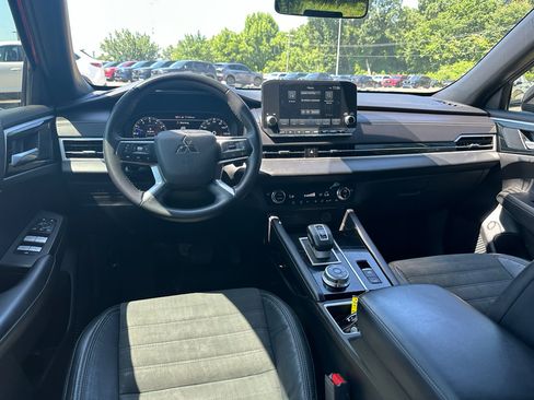Used 2023 Mitsubishi Outlander SE Black Edition AWD/4WD image 11