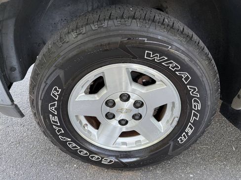 Used 2004 Chevrolet Tahoe LS w/ Preferred Equipment Group AWD/4WD image 25
