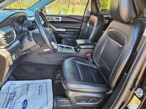 Certified 2022 Ford Explorer XLT w/ Equipment Group 202A image 7
