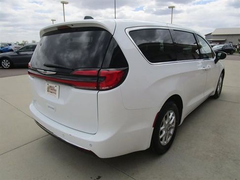 Used 2023 Chrysler Pacifica Touring-L FWD image 7