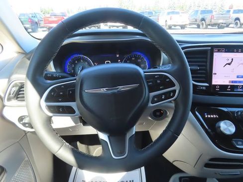 Used 2023 Chrysler Pacifica Touring-L FWD image 31