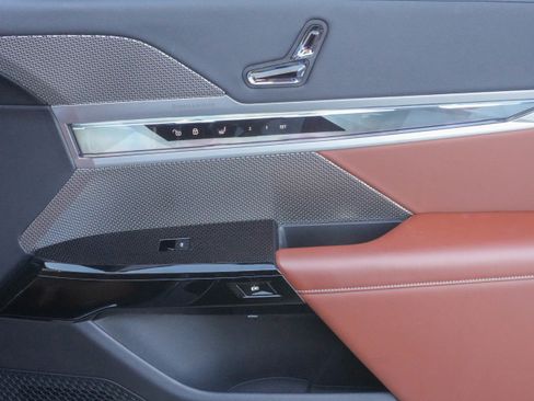 Certified 2023 BMW 740i 740i w/ Parking Assistance Package image 33