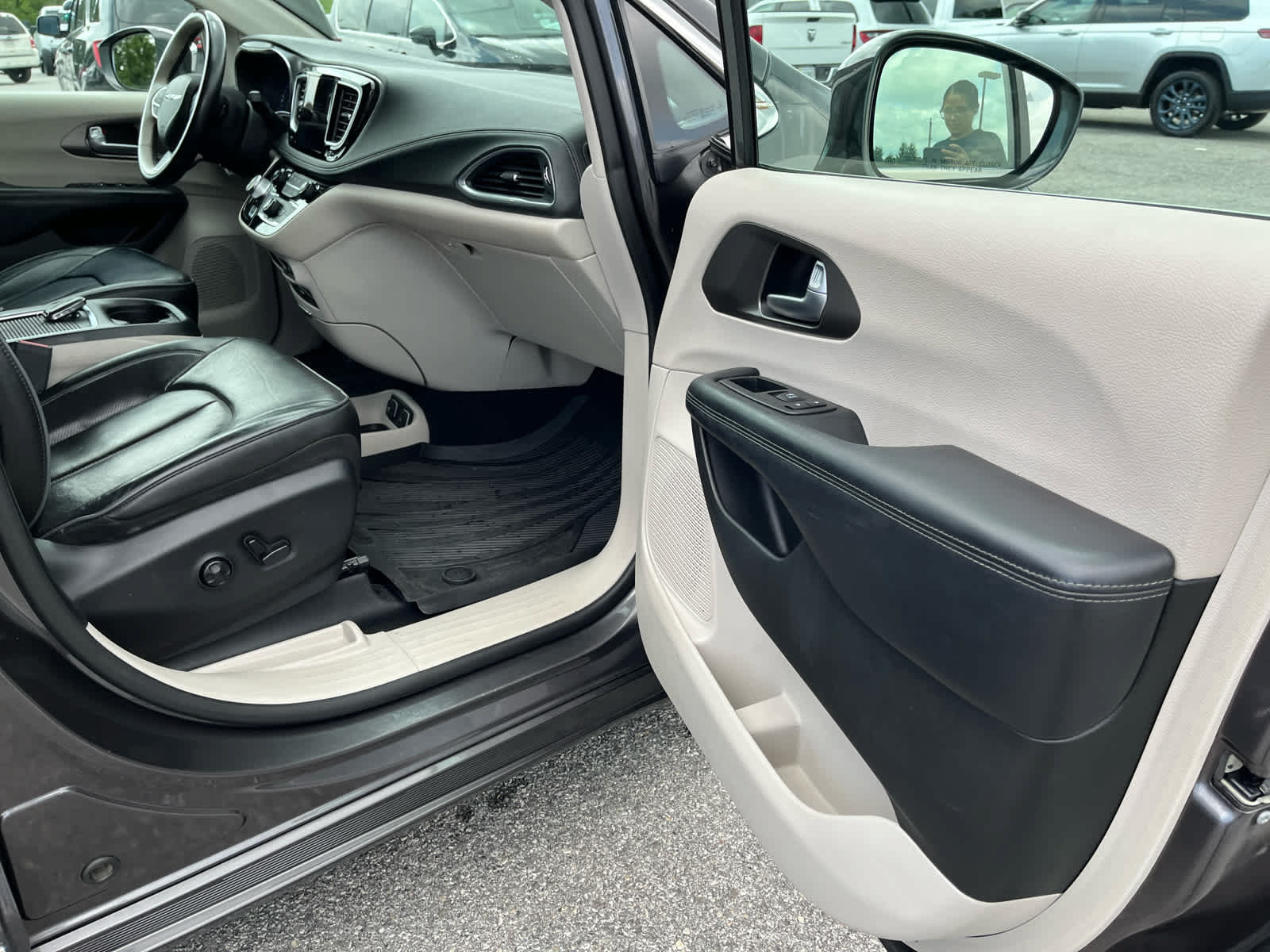 Used 2018 Chrysler Pacifica Limited w/ Tire & Wheel Group FWD image 37
