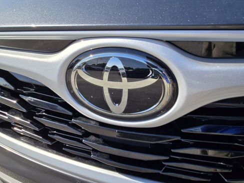 Used 2025 Toyota Highlander XLE FWD image 12