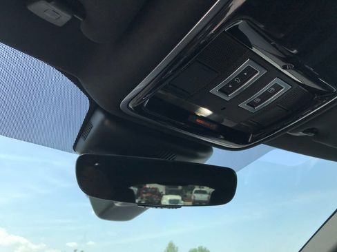 Used 2018 Land Rover Range Rover Velar R-Dynamic SE image 34