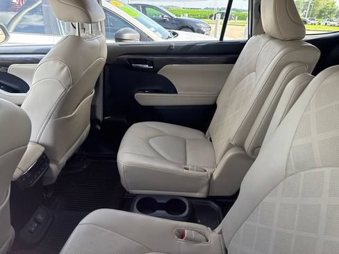 Used 2023 Toyota Highlander Platinum AWD/4WD image 6