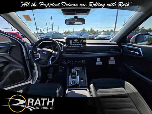 New 2025 Mitsubishi Outlander SE image 11