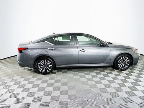 Used 2024 Nissan Altima 2.5 SV FWD image 9