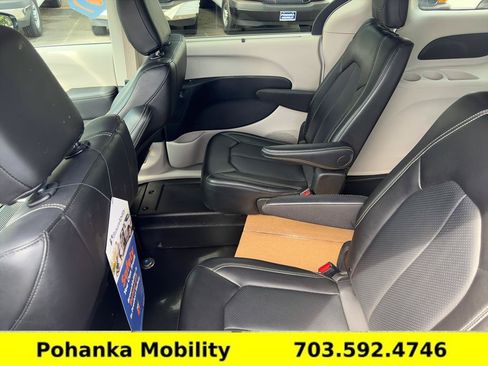 Used 2024 Chrysler Pacifica Touring-L FWD image 27