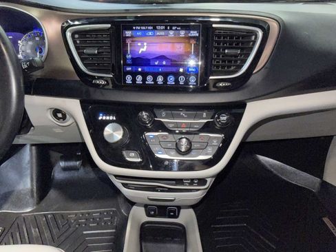Used 2017 Chrysler Pacifica Touring-L Plus w/ Tire & Wheel Group FWD image 19