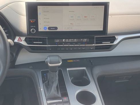 Used 2025 Toyota Sienna XLE FWD image 33