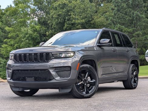 Used 2025 Jeep Grand Cherokee Altitude RWD image 4