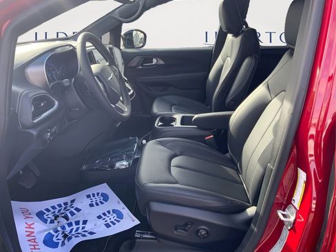 New 2026 Chrysler Pacifica Select image 9