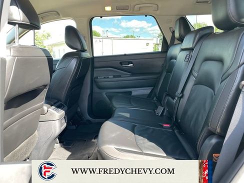 Used 2025 Nissan Pathfinder SL AWD/4WD image 21