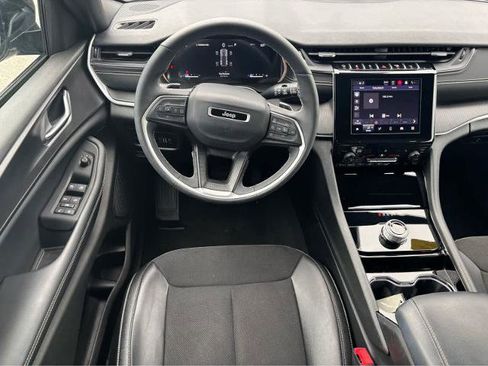 Used 2023 Jeep Grand Cherokee Altitude image 19