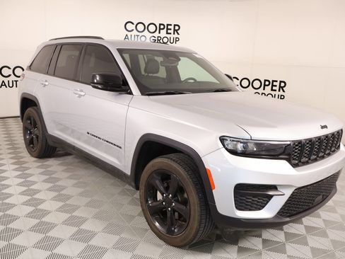 Used 2024 Jeep Grand Cherokee Altitude RWD image 1