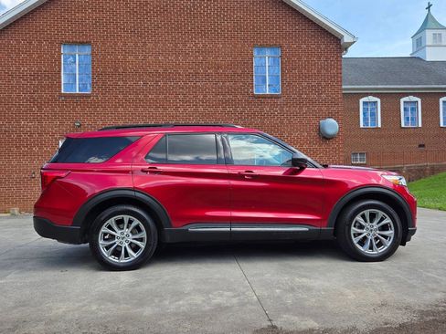 Used 2020 Ford Explorer XLT w/ Equipment Group 202A AWD/4WD image 4