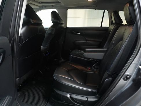 Certified 2021 Toyota Highlander XLE image 14