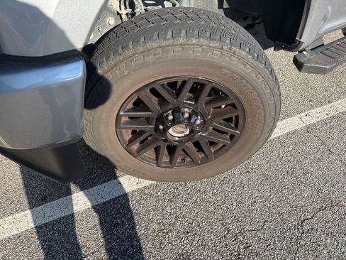 Used 2022 Ford F250 Lariat w/ Black Appearance Package image 3