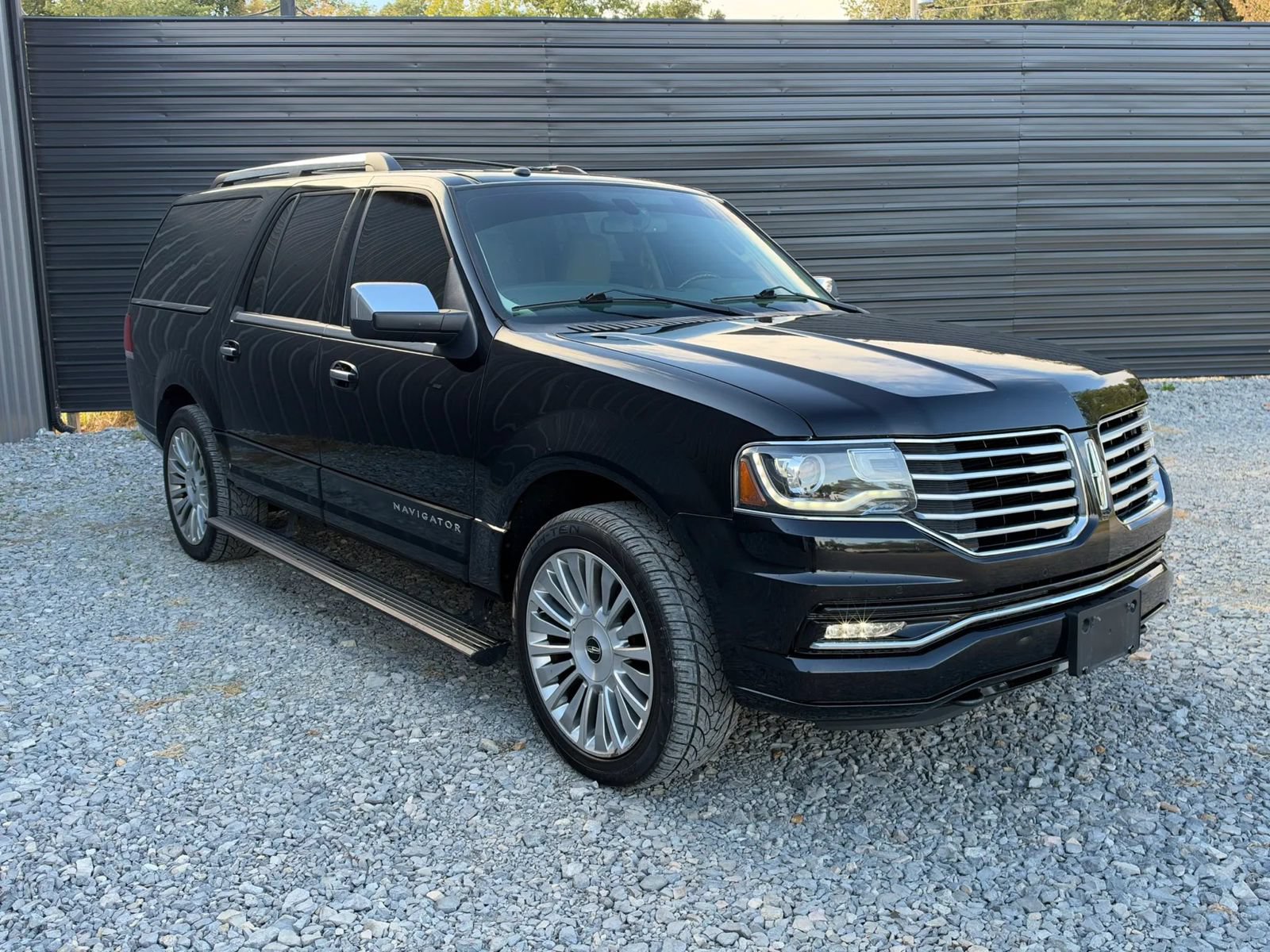 Used 2017 Lincoln Navigator L Reserve AWD/4WD image 3