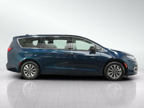 Used 2024 Chrysler Pacifica Limited FWD image 6