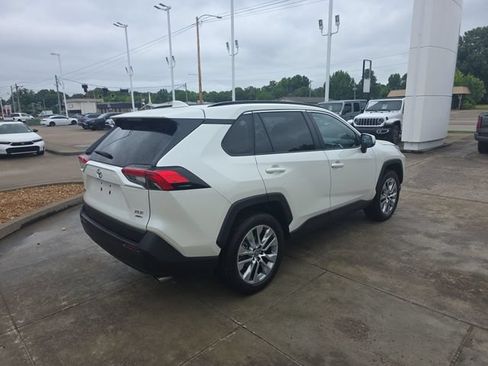 Used 2022 Toyota RAV4 XLE Premium AWD/4WD image 5