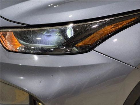 Used 2023 Toyota Highlander LE FWD image 5