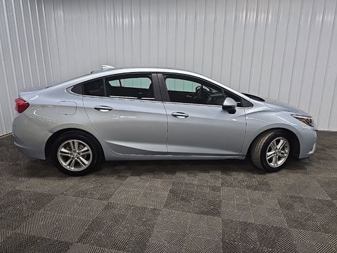 Used 2018 Chevrolet Cruze LT w/ Convenience Package image 2