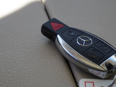 Used 2019 Mercedes-Benz GLC 300 4MATIC image 25