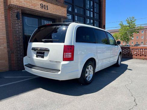 Used 2009 Chrysler Town & Country Touring FWD image 11