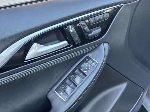 Used 2017 INFINITI QX30 AWD image 21