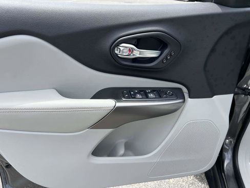 Used 2019 Jeep Cherokee Limited image 14